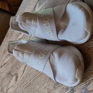 Adidas Cloud foam SZ 7